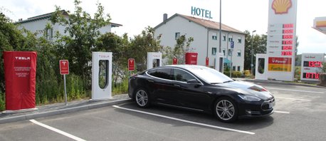 Tesla Supercharger Gramschatzer Wald